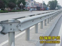 高速公路两边防撞护栏 镀锌双波三波形护栏板批发